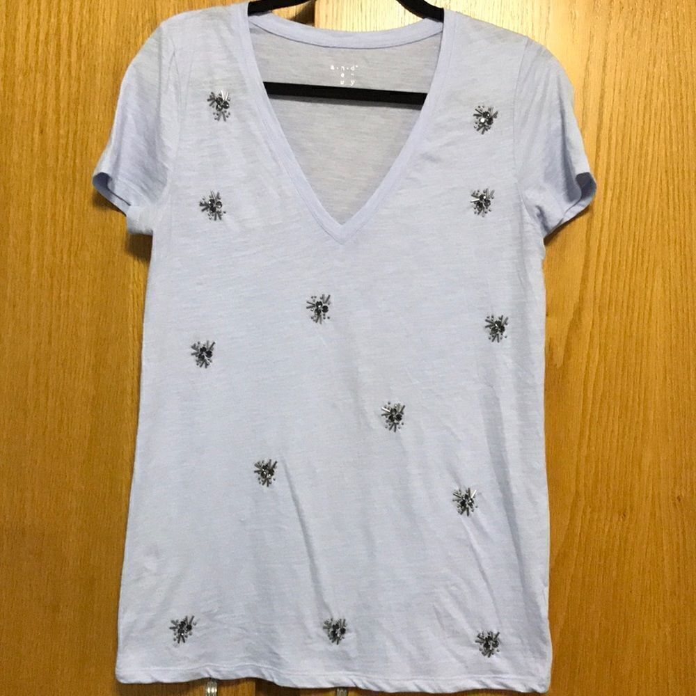 a.n.d e a w y marled light blue beaded V neck T, M